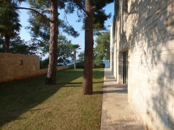 IZKLJUČNA VILA NA PRVI VRSTI OB MORJU: MOJSTROVINA VRHUNSKIH ARHITEKTOV NA JADRANU