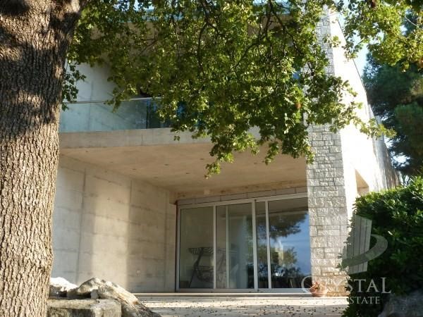 IZKLJUČNA VILA NA PRVI VRSTI OB MORJU: MOJSTROVINA VRHUNSKIH ARHITEKTOV NA JADRANU
