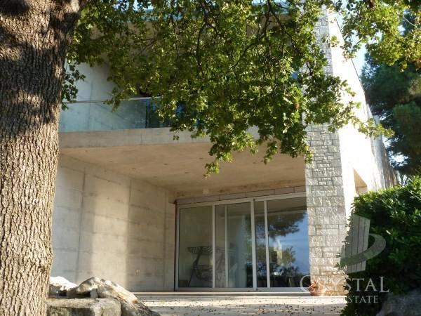 IZKLJUČNA VILA NA PRVI VRSTI OB MORJU: MOJSTROVINA VRHUNSKIH ARHITEKTOV NA JADRANU