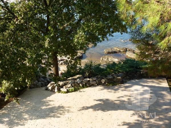 IZKLJUČNA VILA NA PRVI VRSTI OB MORJU: MOJSTROVINA VRHUNSKIH ARHITEKTOV NA JADRANU