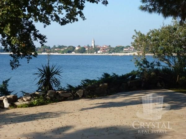 IZKLJUČNA VILA NA PRVI VRSTI OB MORJU: MOJSTROVINA VRHUNSKIH ARHITEKTOV NA JADRANU