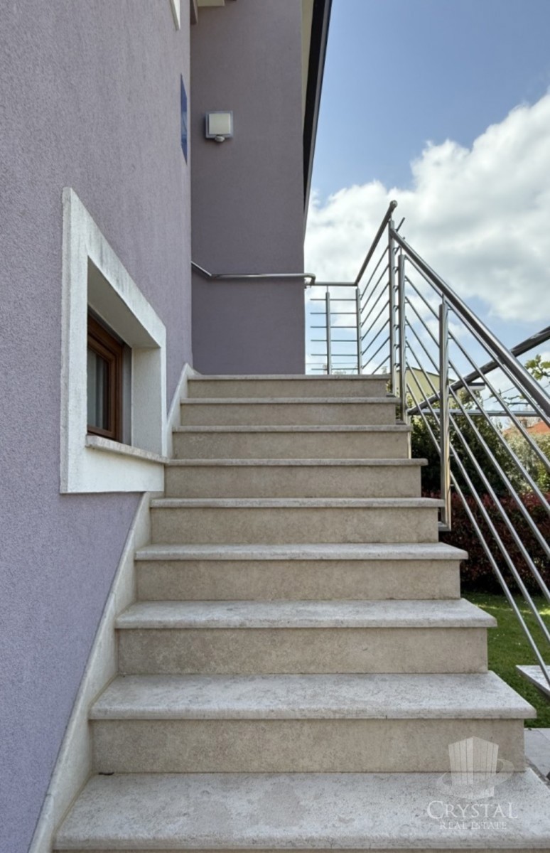 Hiša v središču Novigrada s 3 stanovanji in vrtom