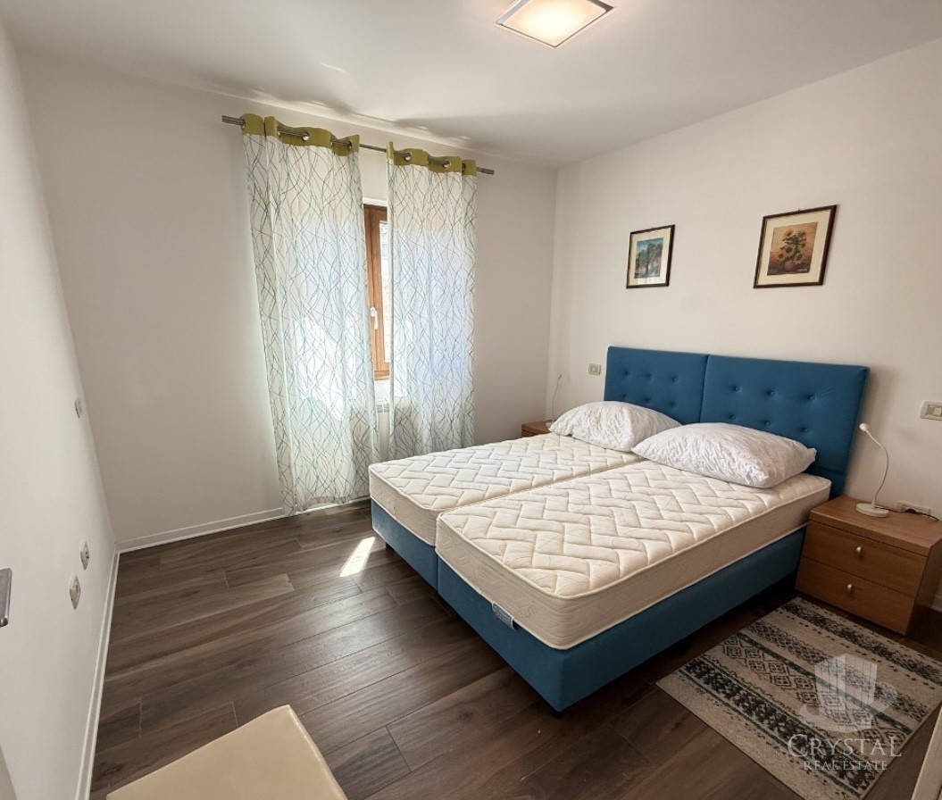 Hiša v središču Novigrada s 3 stanovanji in vrtom