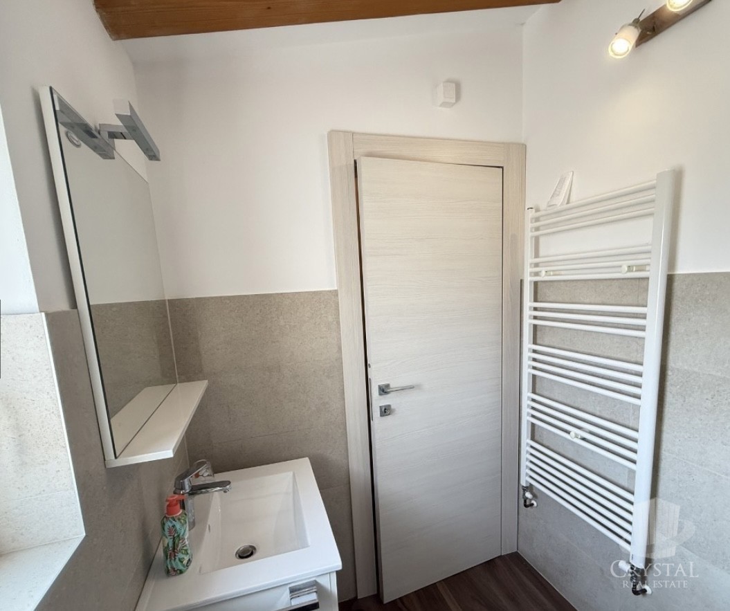 Hiša v središču Novigrada s 3 stanovanji in vrtom