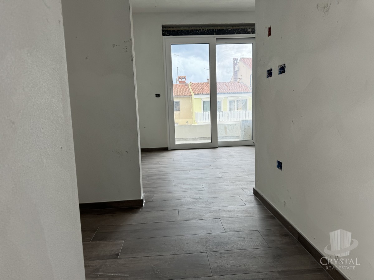 LUKSUZEN APARTMA NA 1. NADSTROPJU V OKOLICI UMAGA, 300 M OD MORA