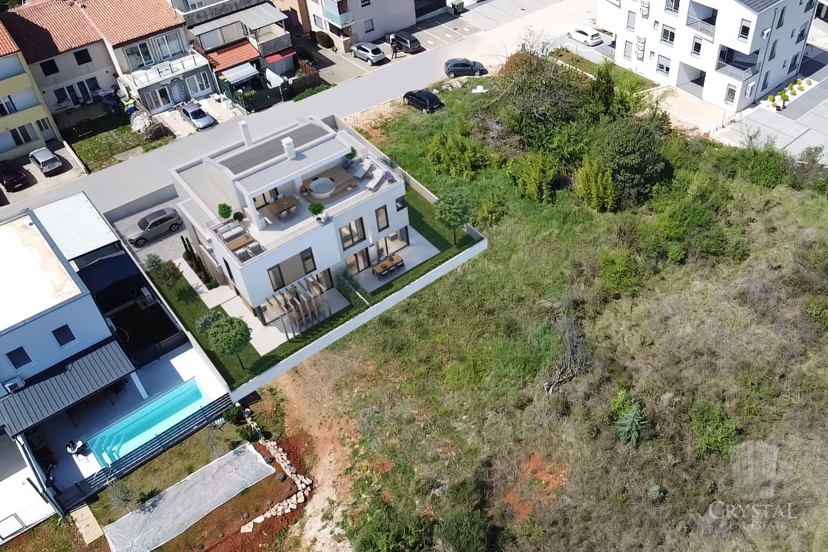 LUKSUZEN APARTMA NA 1. NADSTROPJU V OKOLICI UMAGA, 300 M OD MORA