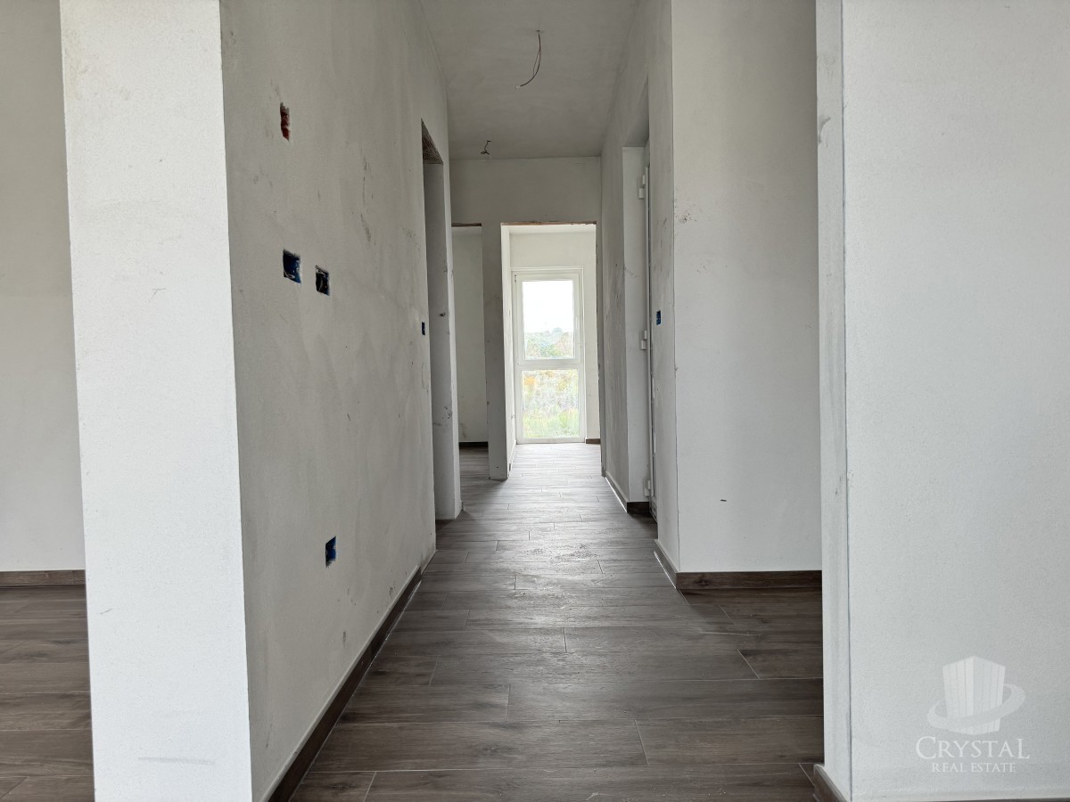 LUKSUZEN APARTMA NA 1. NADSTROPJU V OKOLICI UMAGA, 300 M OD MORA