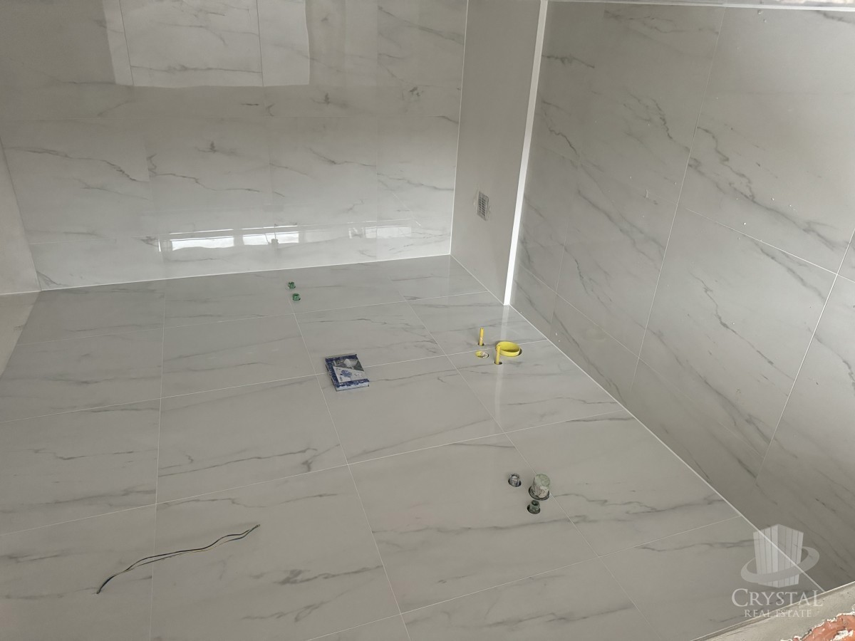 LUKSUZEN APARTMA NA 1. NADSTROPJU V OKOLICI UMAGA, 300 M OD MORA