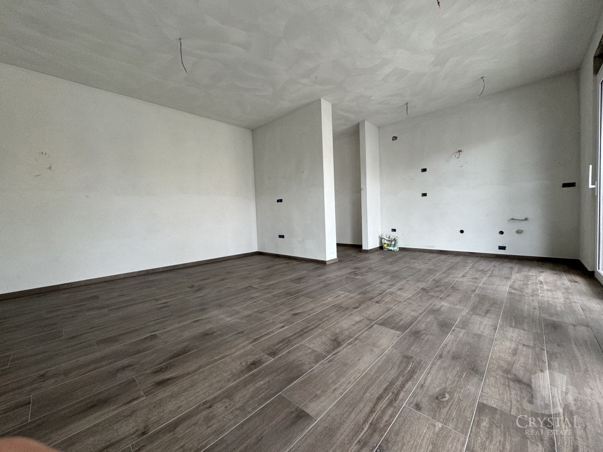 LUKSUZEN APARTMA NA 1. NADSTROPJU V OKOLICI UMAGA, 300 M OD MORA