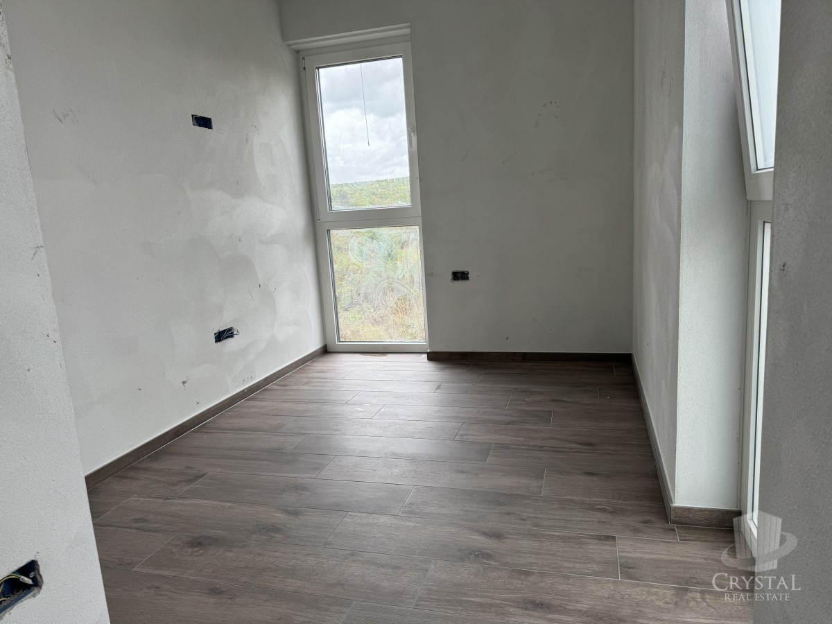 LUKSUZEN APARTMA NA 1. NADSTROPJU V OKOLICI UMAGA, 300 M OD MORA