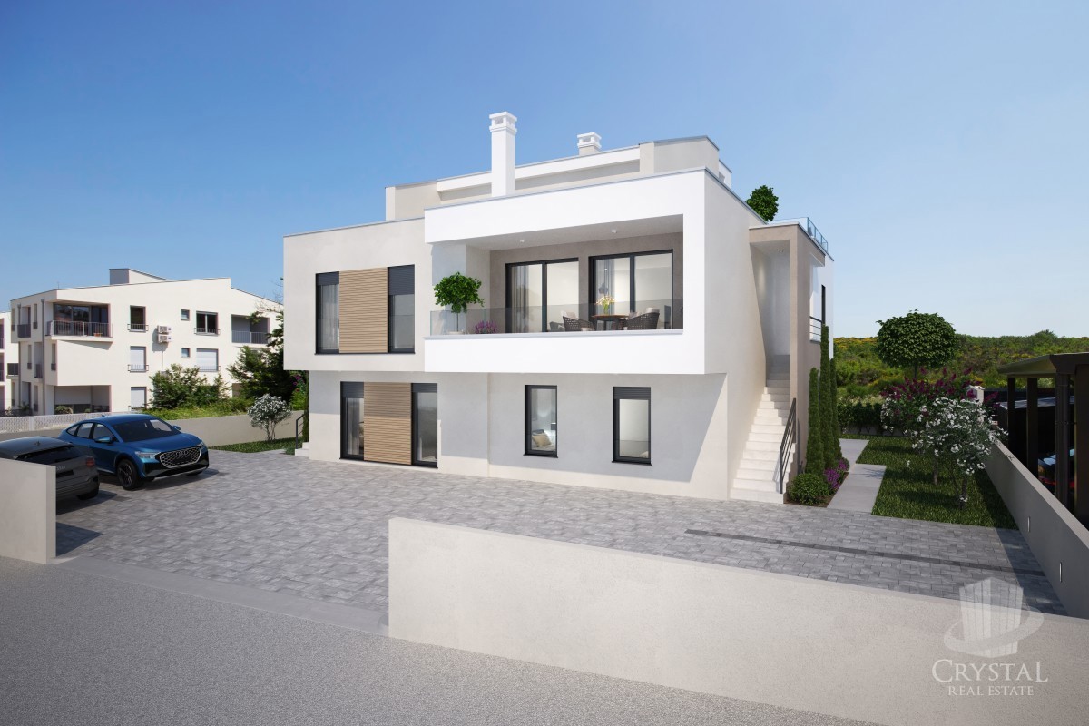 LUKSUZEN APARTMA NA 1. NADSTROPJU V OKOLICI UMAGA, 300 M OD MORA