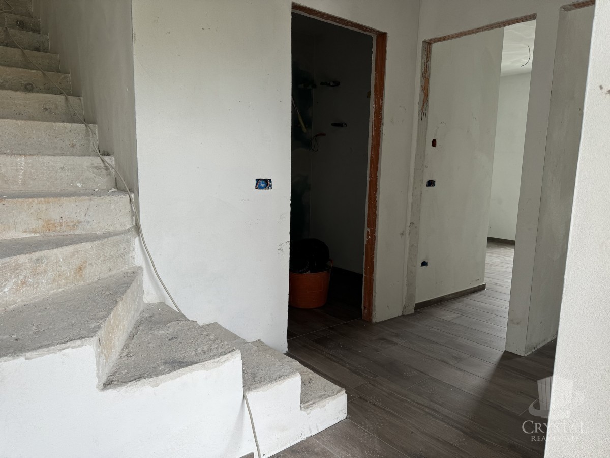 LUKSUZEN APARTMA NA 1. NADSTROPJU V OKOLICI UMAGA, 300 M OD MORA