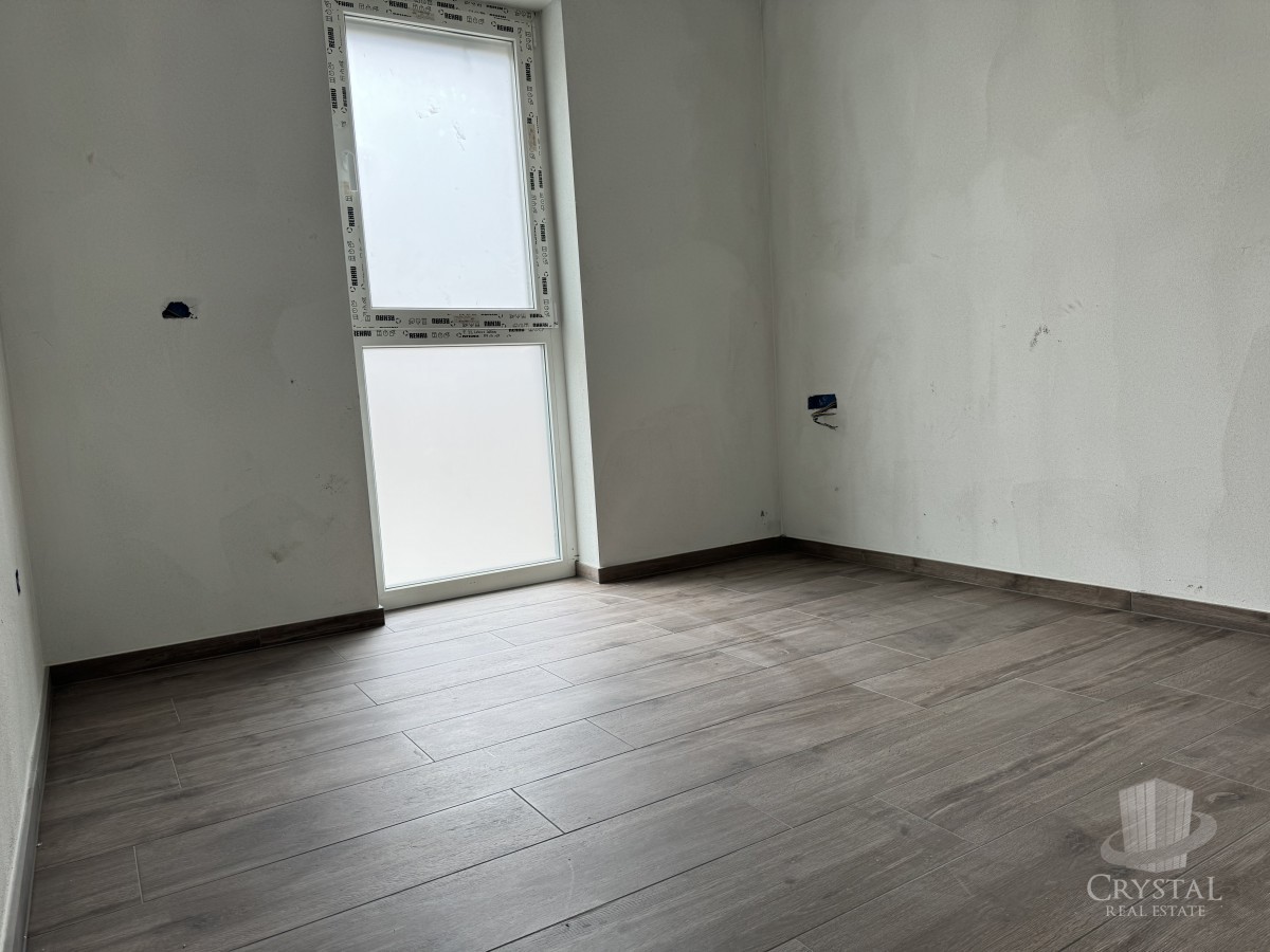 LUKSUZEN APARTMA NA 1. NADSTROPJU V OKOLICI UMAGA, 300 M OD MORA