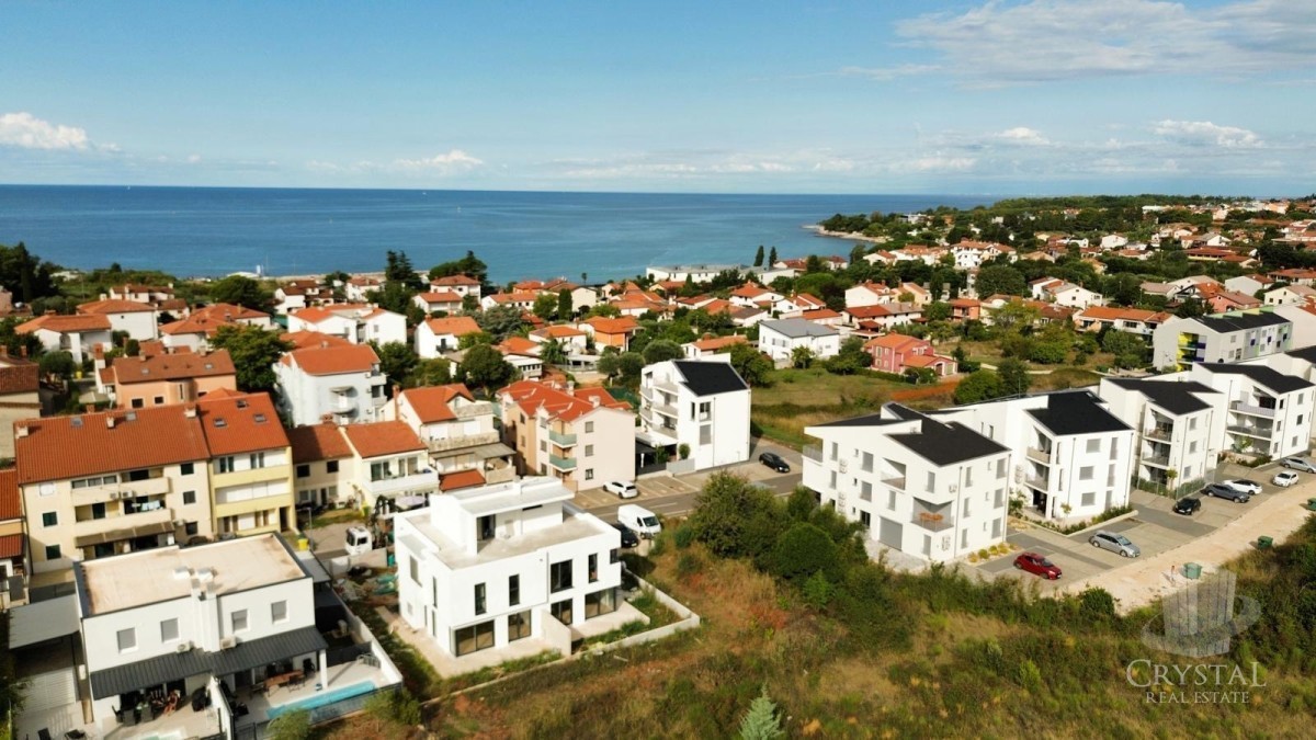 LUKSUZEN APARTMA NA 1. NADSTROPJU V OKOLICI UMAGA, 300 M OD MORA