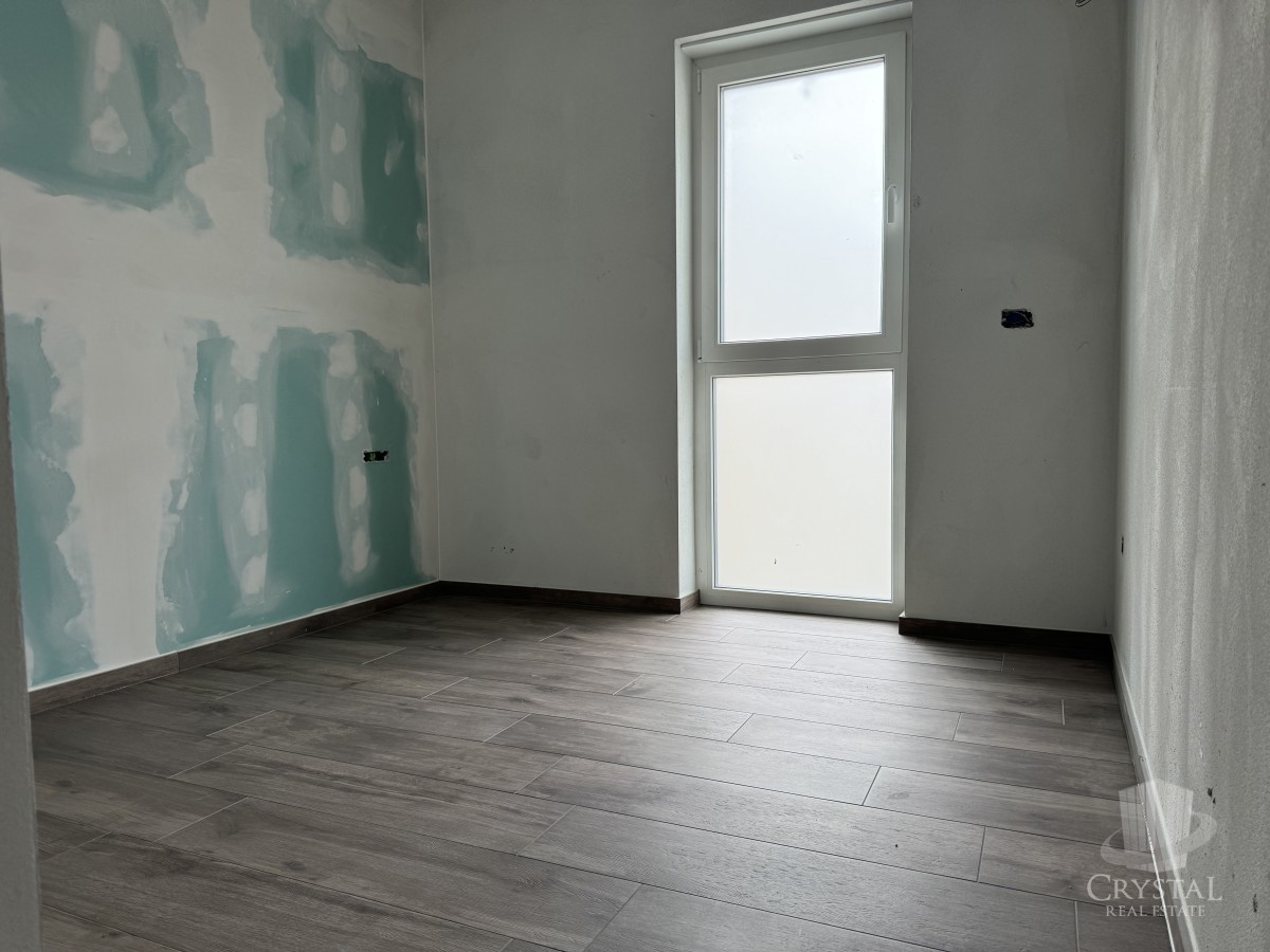 LUKSUZEN APARTMA NA 1. NADSTROPJU V OKOLICI UMAGA, 300 M OD MORA