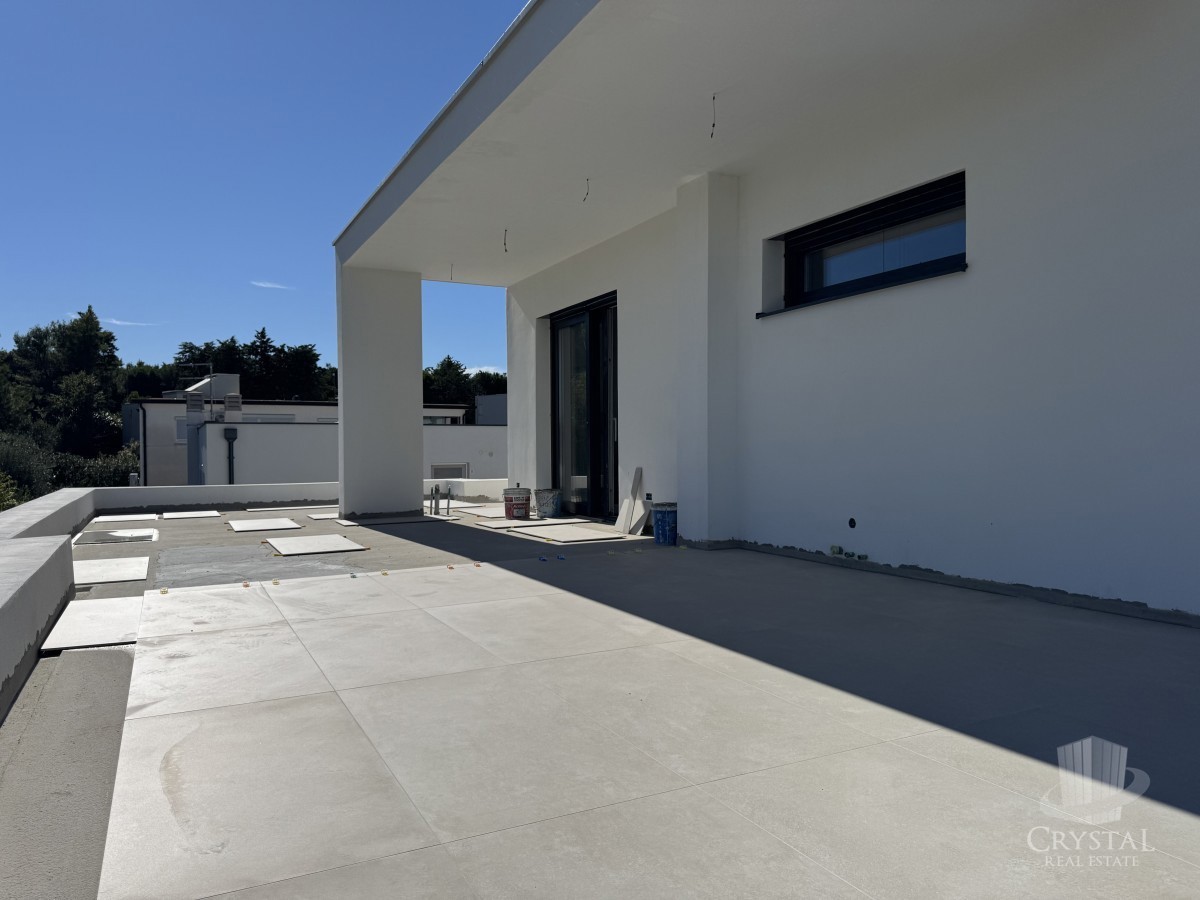 LUKSUZEN APARTMA NA 1. NADSTROPJU V OKOLICI UMAGA, 300 M OD MORA