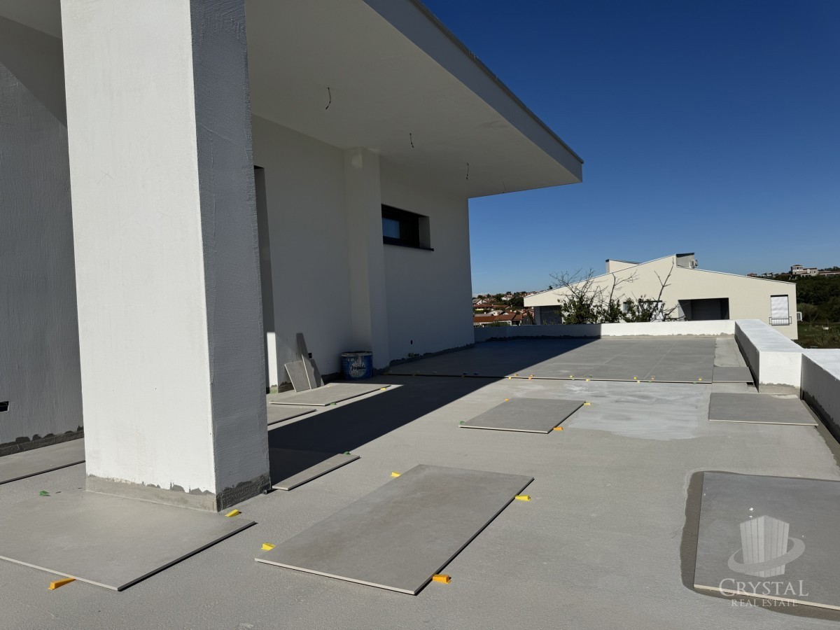 LUKSUZEN APARTMA NA 1. NADSTROPJU V OKOLICI UMAGA, 300 M OD MORA