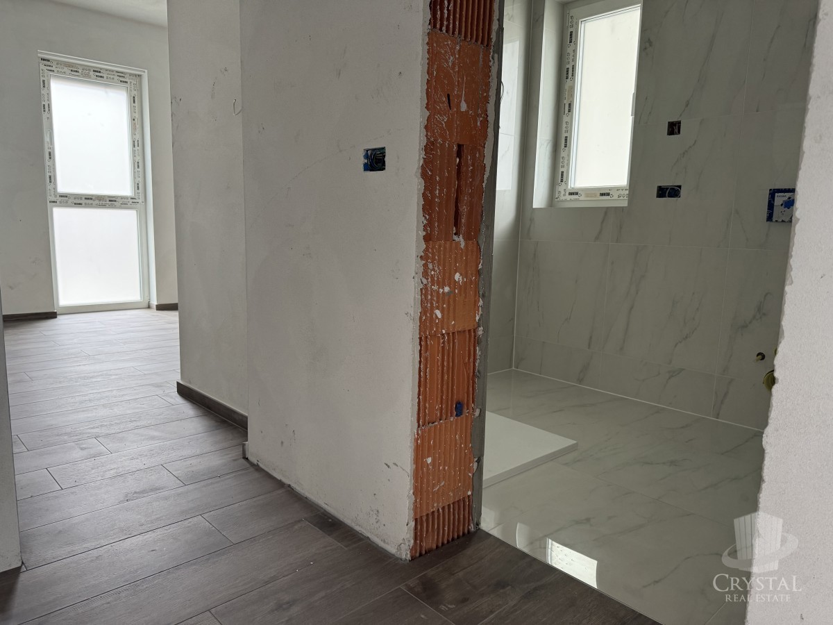LUKSUZEN APARTMA NA 1. NADSTROPJU V OKOLICI UMAGA, 300 M OD MORA