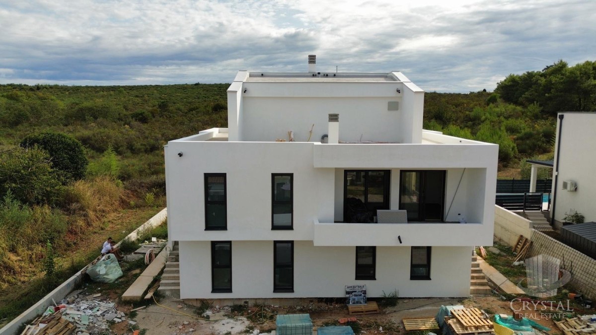 LUKSUZEN APARTMA NA 1. NADSTROPJU V OKOLICI UMAGA, 300 M OD MORA