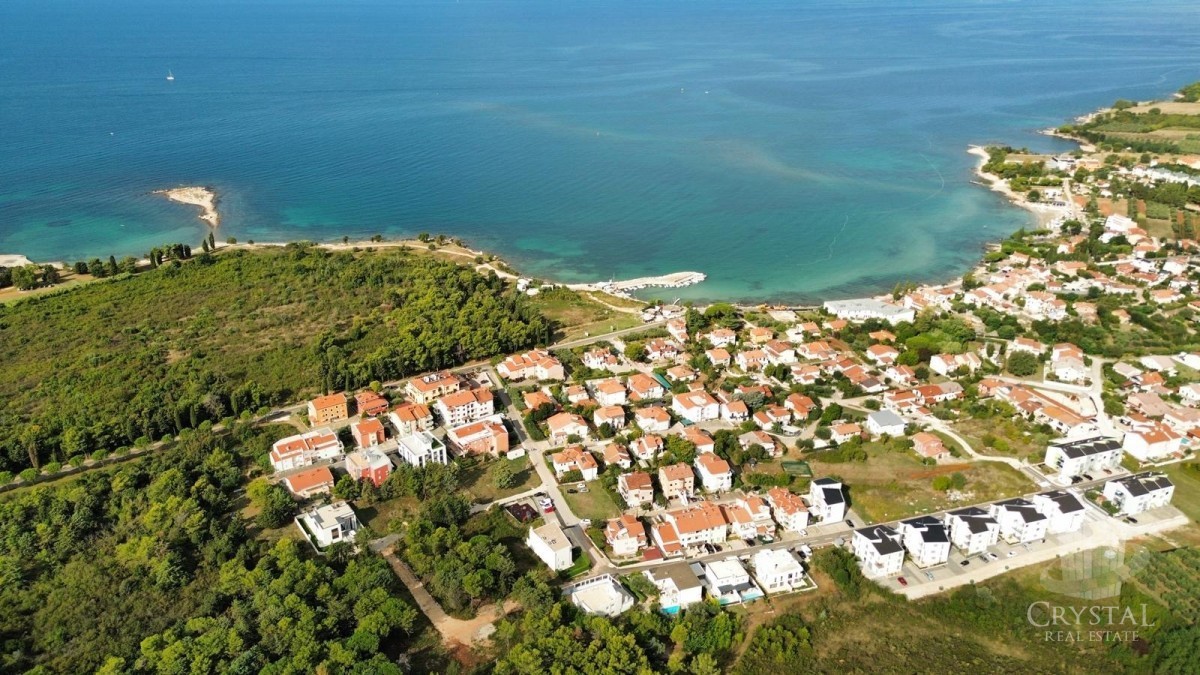 LUKSUZEN APARTMA NA 1. NADSTROPJU V OKOLICI UMAGA, 300 M OD MORA