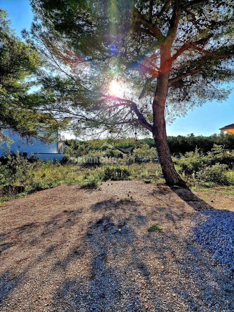 Biograd n/m, Pakoštane: Gradbeno zemljišče z gradbenim dovoljenjem*