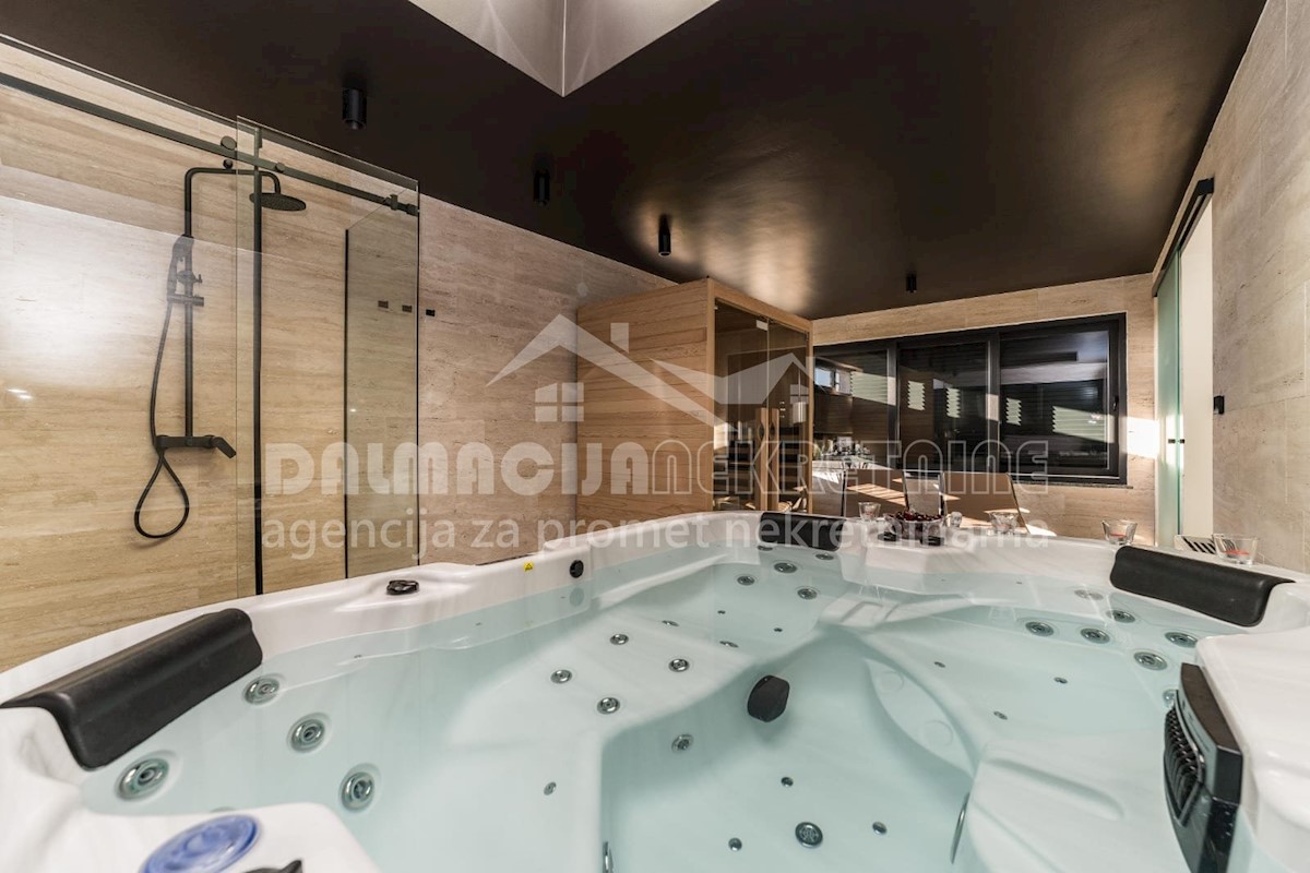 Zadar, Privlaka, luksuzna wellness vila z ogrevanim bazenom