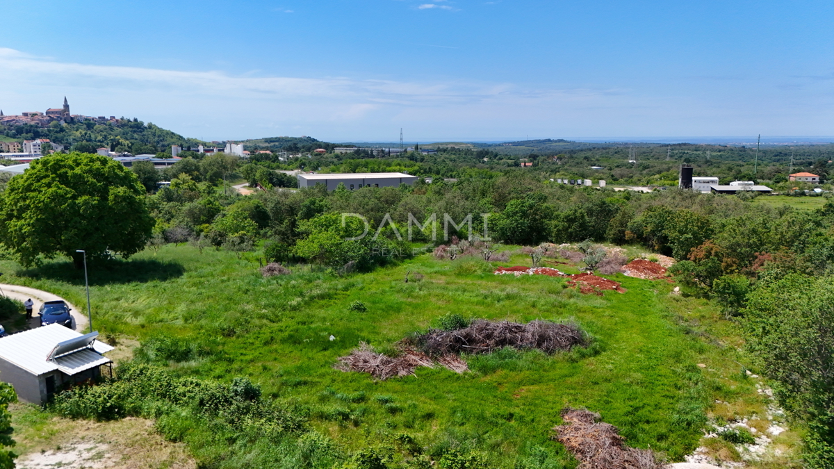 ISTRA, BUJE - Gradbeno zemljišče 660 m2 blizu centra