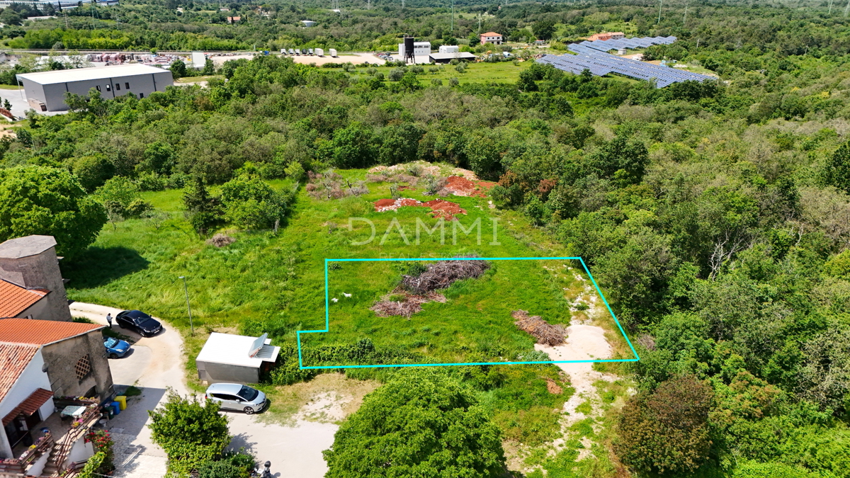 ISTRA, BUJE - Gradbeno zemljišče 660 m2 blizu centra