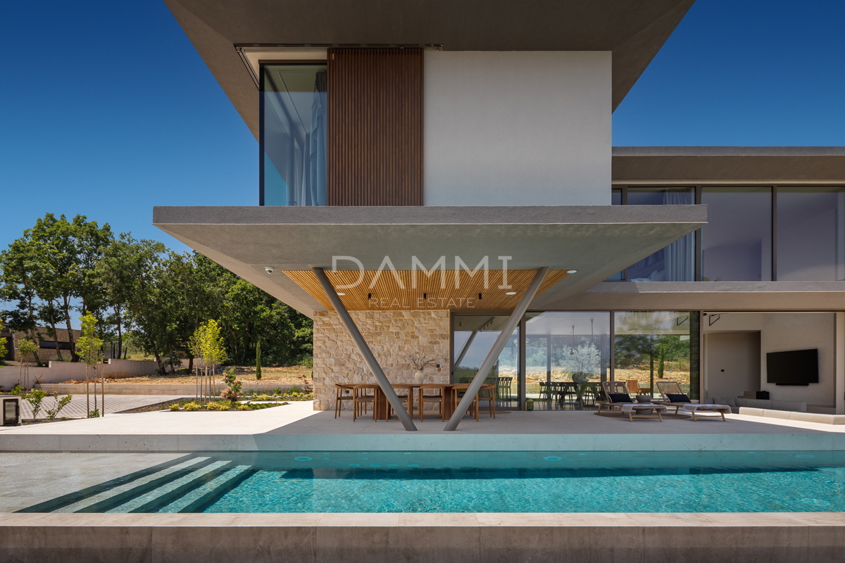 MOTOVUN, OKOLICA - Moderna vila z bazenom in wellnessom