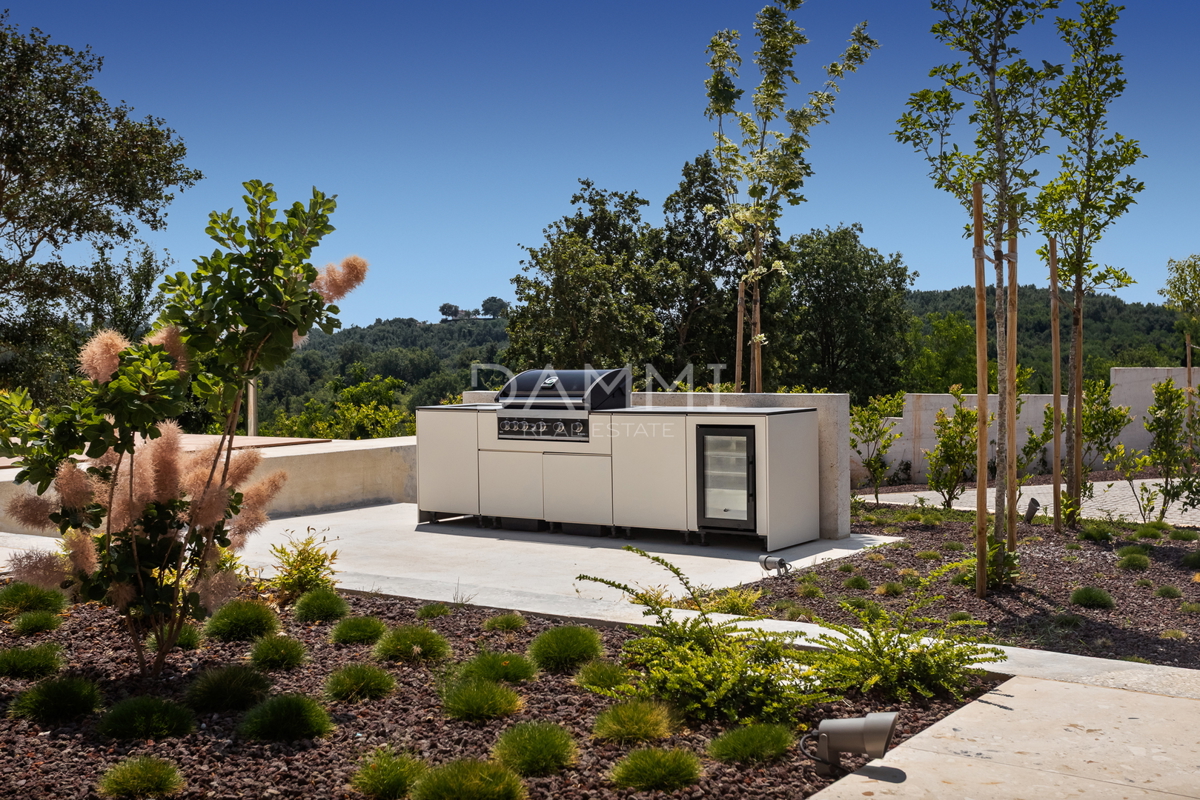 MOTOVUN, OKOLICA - Moderna vila z bazenom in wellnessom