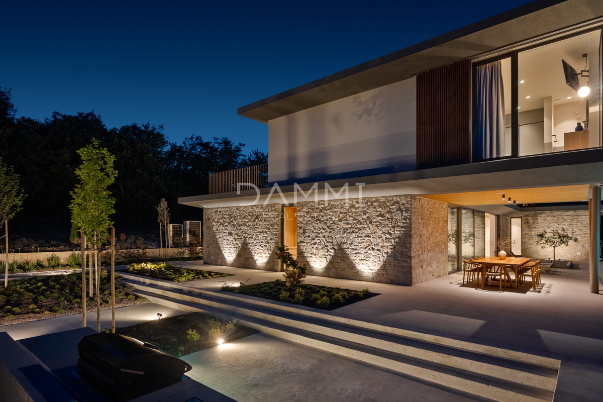 MOTOVUN, OKOLICA - Moderna vila z bazenom in wellnessom