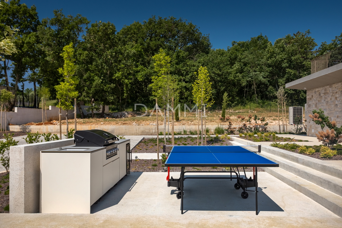 MOTOVUN, OKOLICA - Moderna vila z bazenom in wellnessom