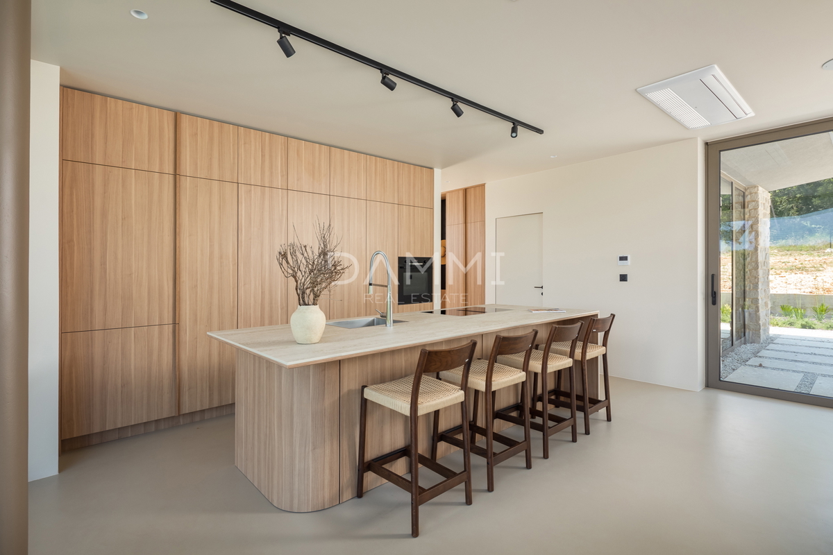 MOTOVUN, OKOLICA - Moderna vila z bazenom in wellnessom