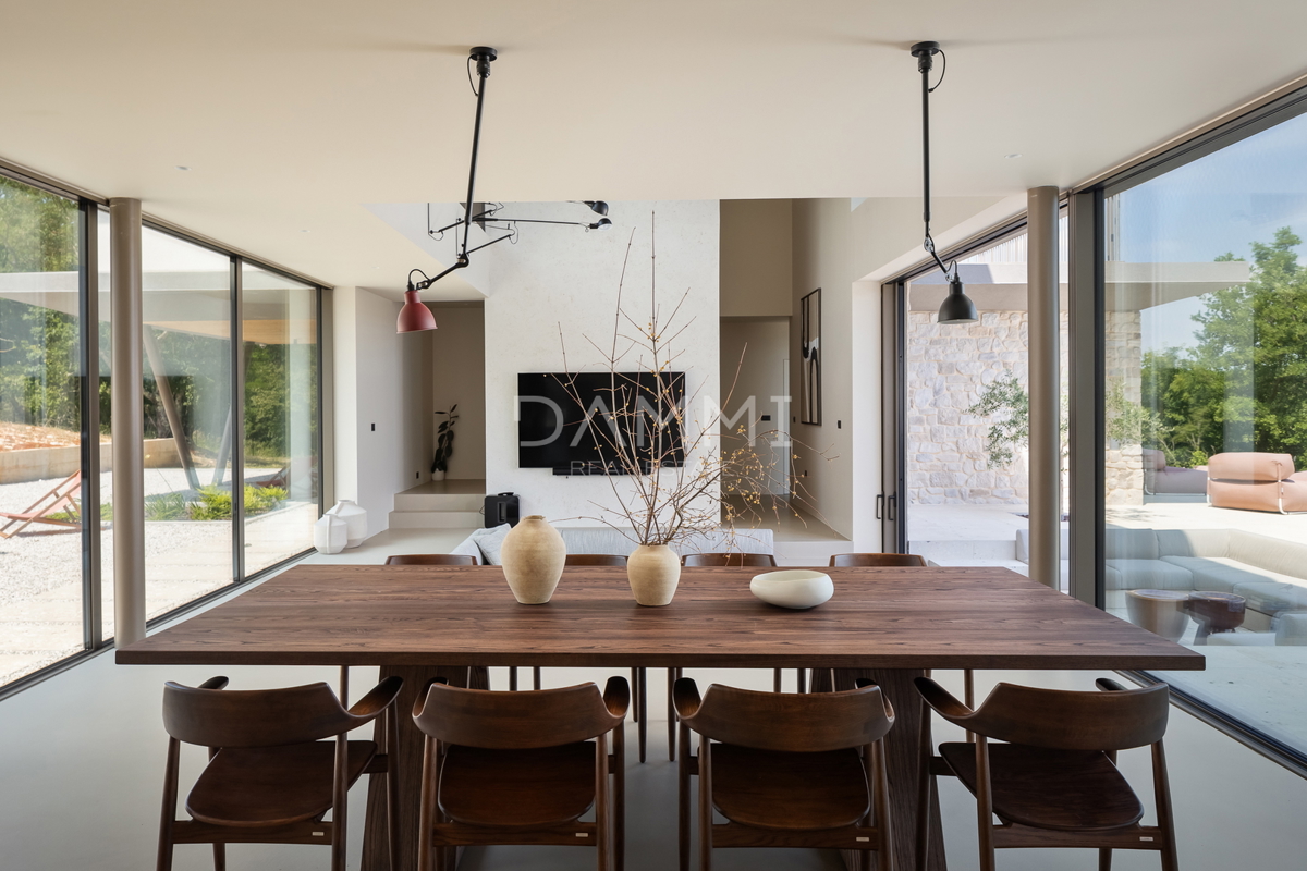 MOTOVUN, OKOLICA - Moderna vila z bazenom in wellnessom