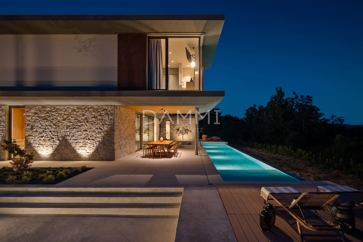 MOTOVUN, OKOLICA - Moderna vila z bazenom in wellnessom