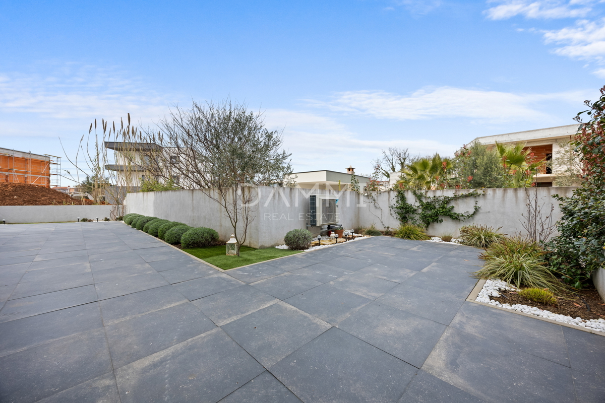 Istra, Medulin - luksuzno dvosobno stanovanje z vrtom, novogradnja