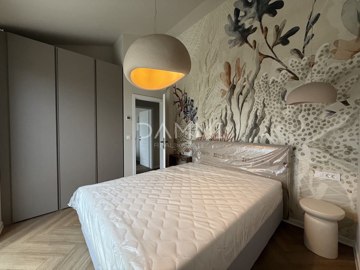 ISTRA, NOVIGRAD - Nova dvojna hiša s bazenom na mirni lokaciji