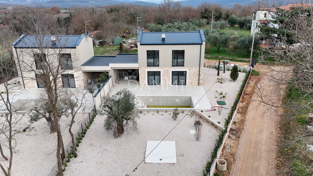 ISTRA, NOVIGRAD - Nova dvojna hiša s bazenom na mirni lokaciji