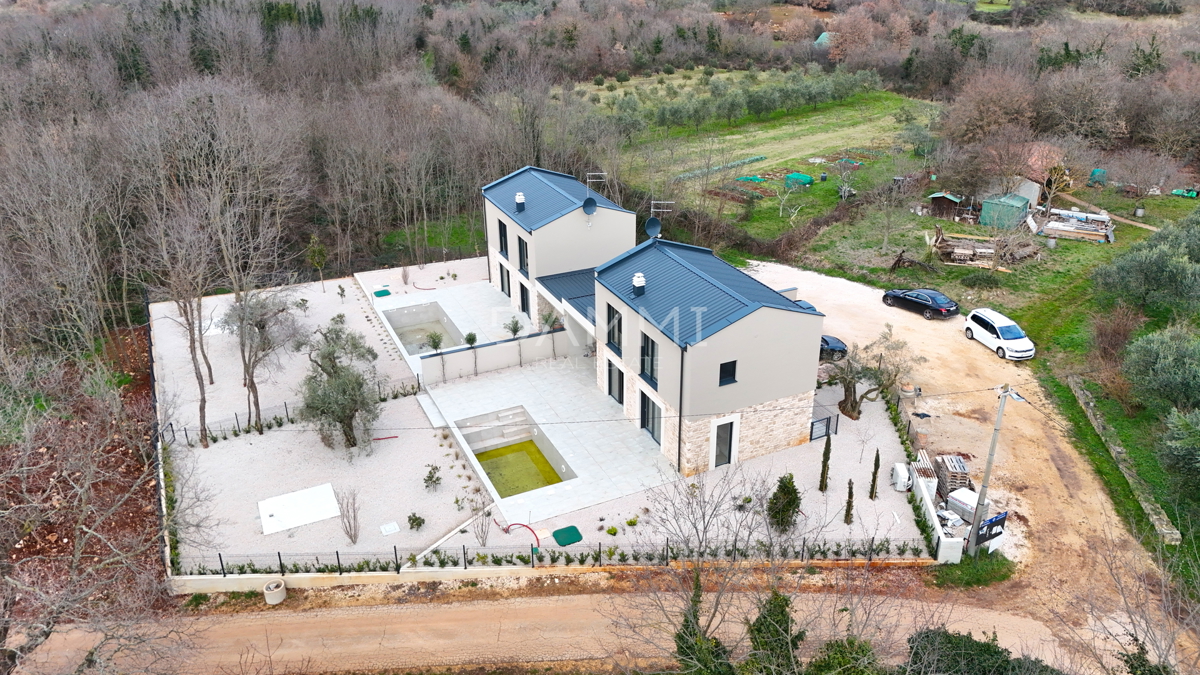 ISTRA, NOVIGRAD - Nova dvojna hiša s bazenom na mirni lokaciji