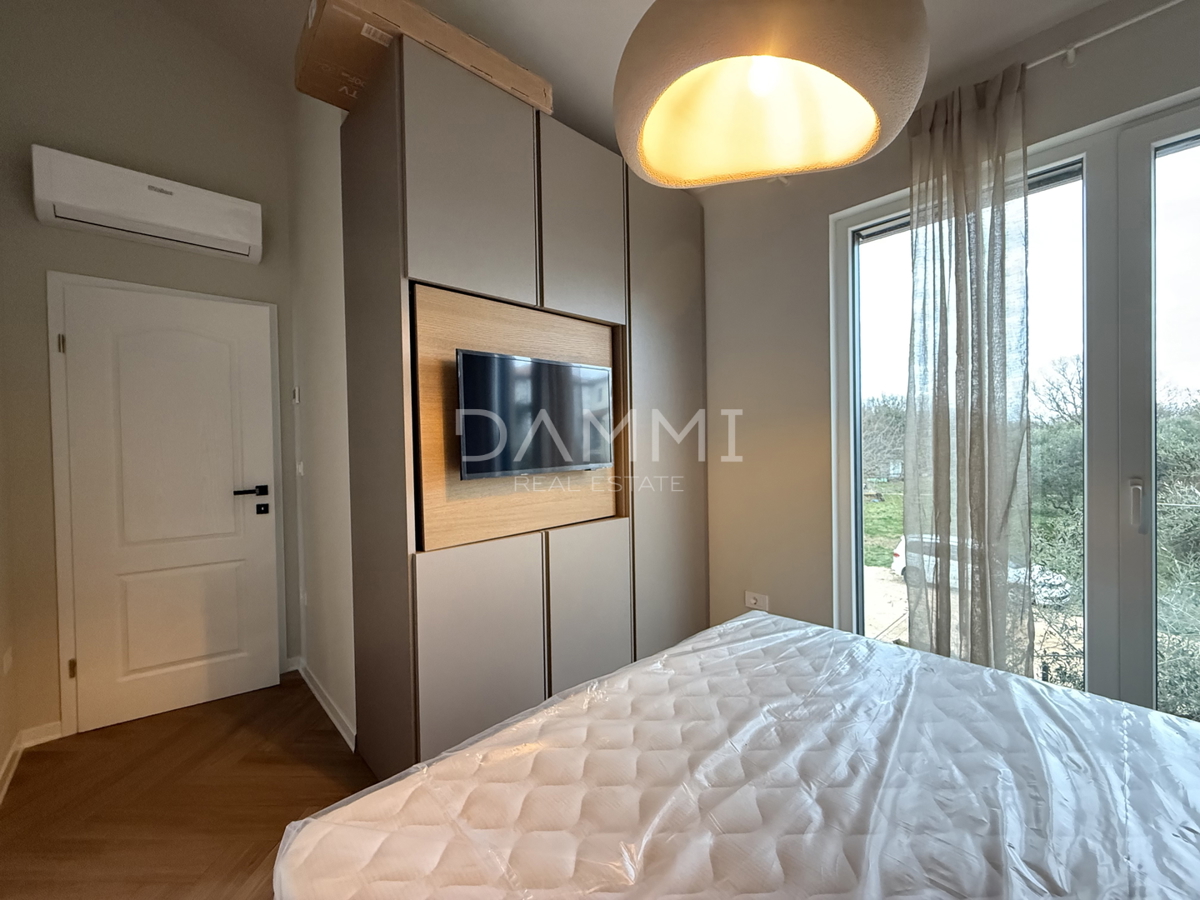 ISTRA, NOVIGRAD - Nova dvojna hiša s bazenom na mirni lokaciji