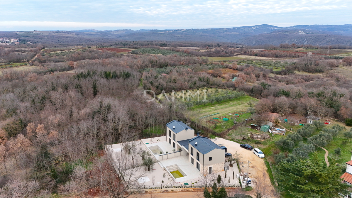 ISTRA, NOVIGRAD - Nova dvojna hiša s bazenom na mirni lokaciji