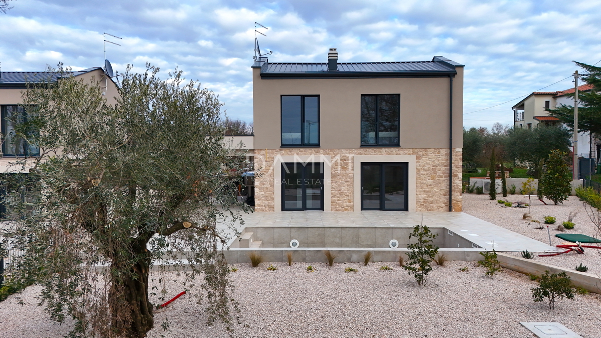 ISTRA, NOVIGRAD - Nova dvojna hiša s bazenom na mirni lokaciji