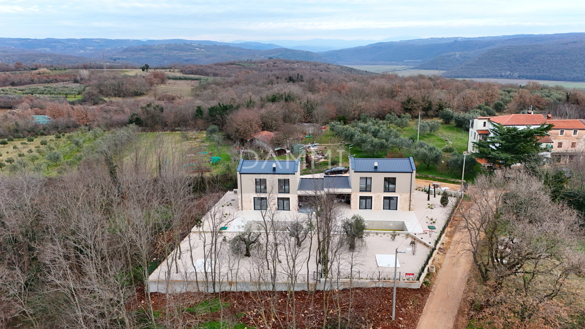 ISTRA, NOVIGRAD - Nova dvojna hiša s bazenom na mirni lokaciji