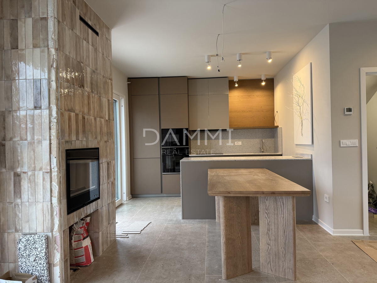 ISTRA, NOVIGRAD - Nova dvojna hiša s bazenom na mirni lokaciji