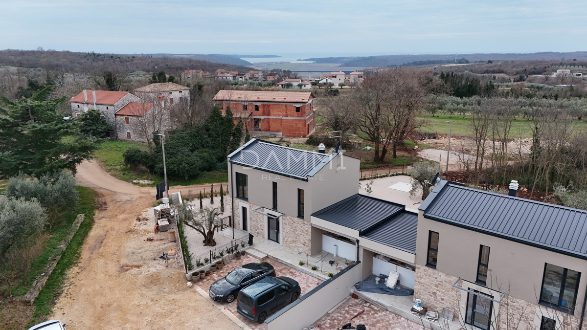 ISTRA, NOVIGRAD - Nova dvojna hiša s bazenom na mirni lokaciji