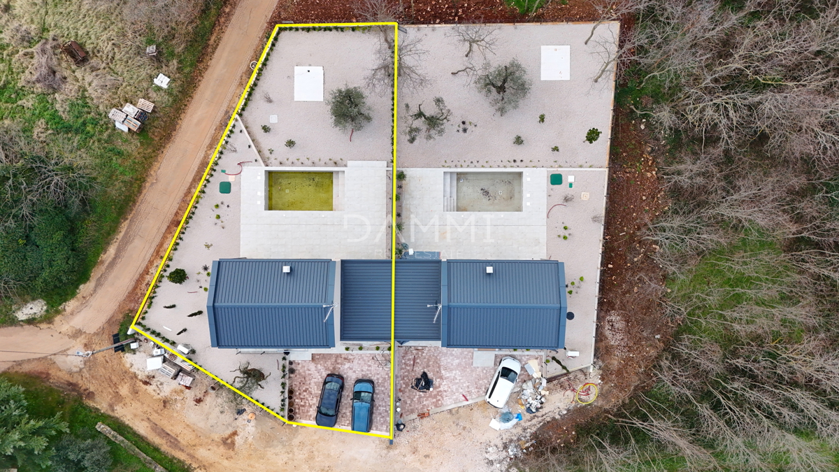 ISTRA, NOVIGRAD - Nova dvojna hiša s bazenom na mirni lokaciji