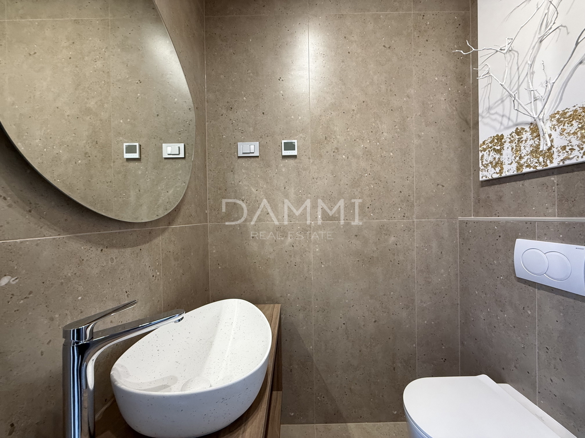 ISTRA, NOVIGRAD - Nova dvojna hiša s bazenom na mirni lokaciji