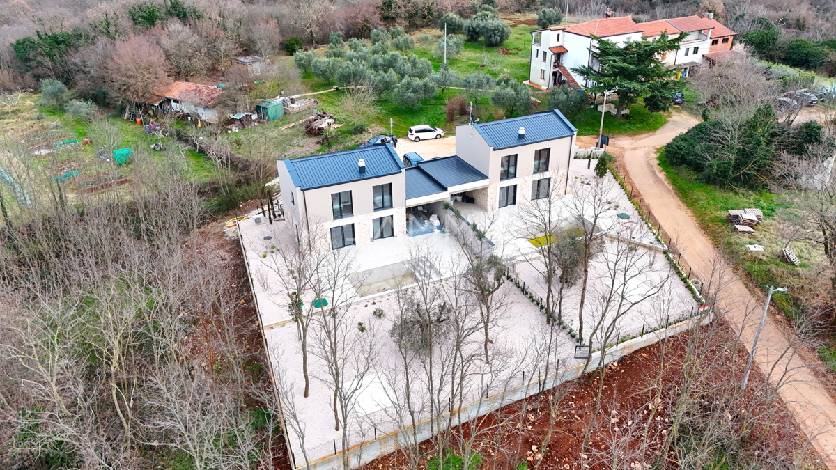 ISTRA, NOVIGRAD - Nova dvojna hiša s bazenom na mirni lokaciji