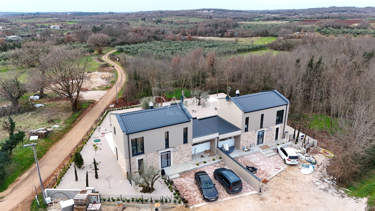 ISTRA, NOVIGRAD - Nova dvojna hiša s bazenom na mirni lokaciji