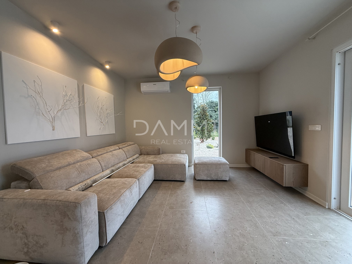 ISTRA, NOVIGRAD - Nova dvojna hiša s bazenom na mirni lokaciji